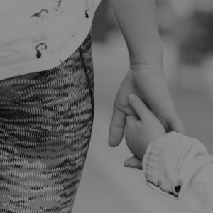 close-up-of-brother-and-sister-holding-hands-Editado-1536x1024