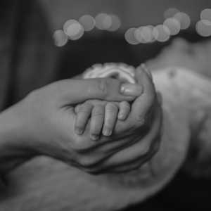 closeup-of-a-pen-of-a-newborn-baby-girl-in-moms-hand-Editado-1536x899